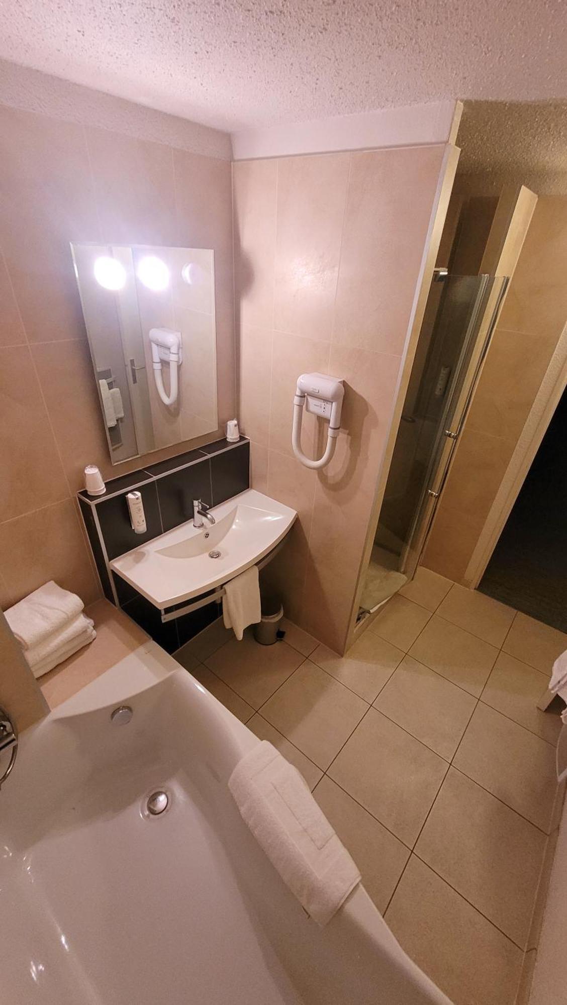 Enzo Hotels Diane - Logis Амневиль Экстерьер фото